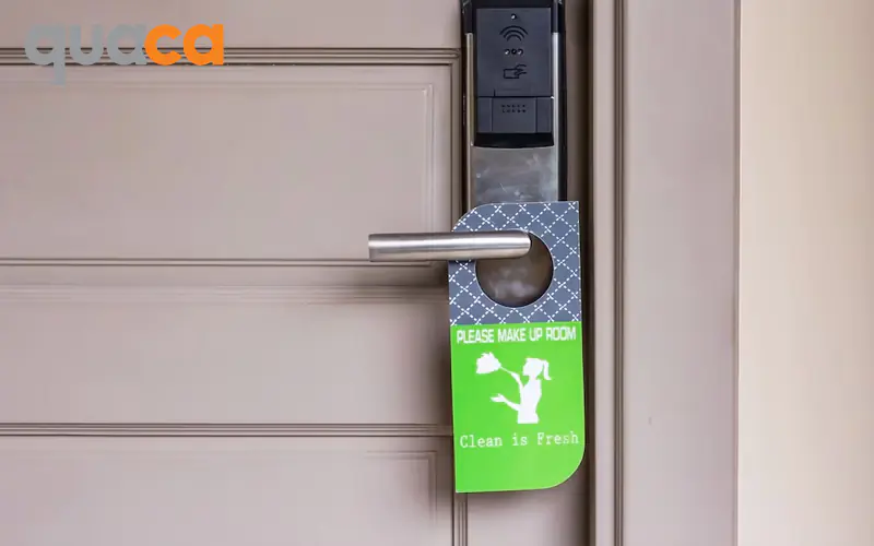 Tag treo cửa phòng là gì?